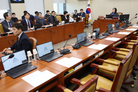 6일 오후 국회에서 열린 과학기술정보방송통신위원회 전체회의에서 더불어민주당 소속 최민희 위원장이 발언하고 있다. 연합뉴스